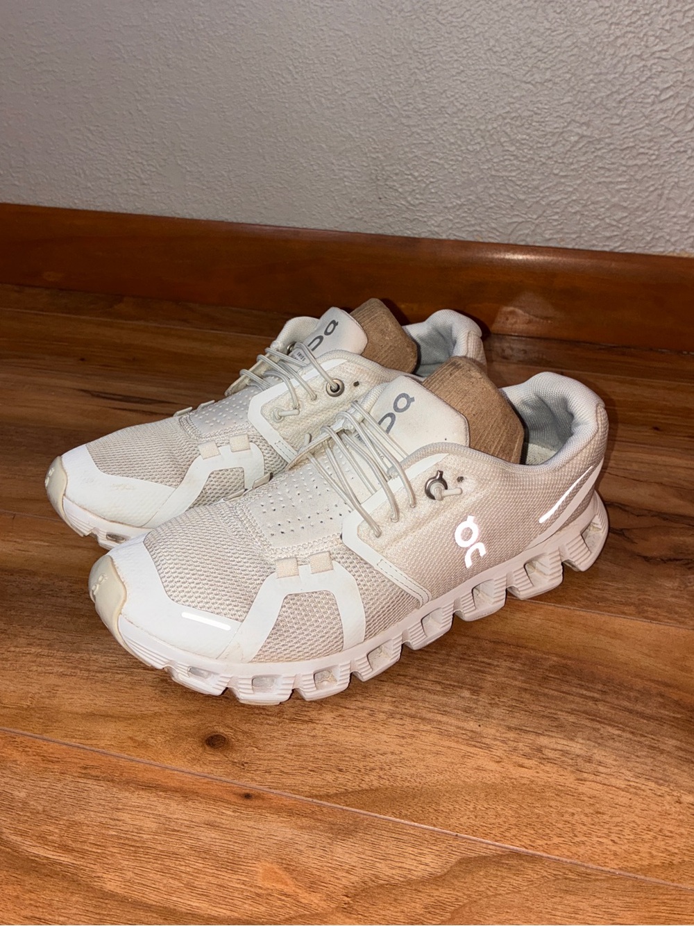 On Cloud 5 Women’s Athletic Running Sneaker Shoes, white - size 6